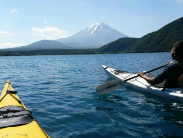 カヤックで本栖湖ブルーと富士山